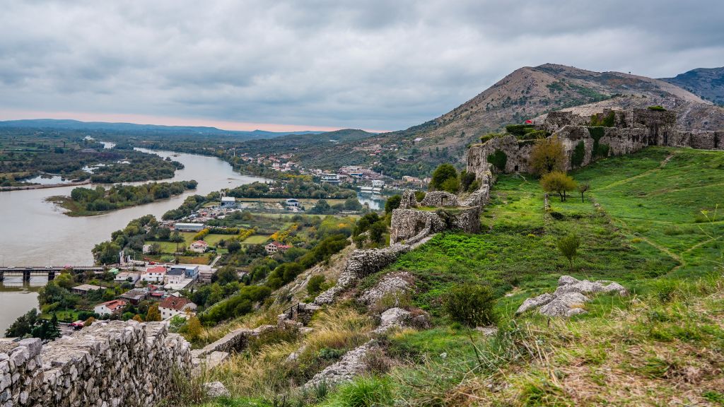 Aussicht von der Burg von Shkodra auf die Stadt und den Fluss