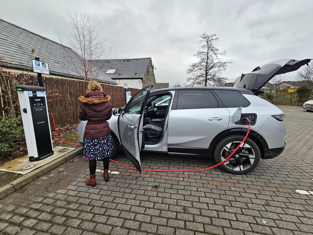 Aufladen unseres E-Autos in Schottland