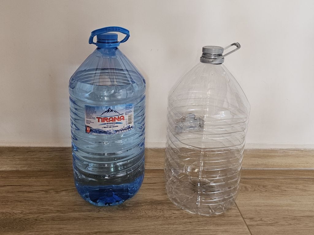 Trinkwasserkanister in Albanien aus dem Supermarkt