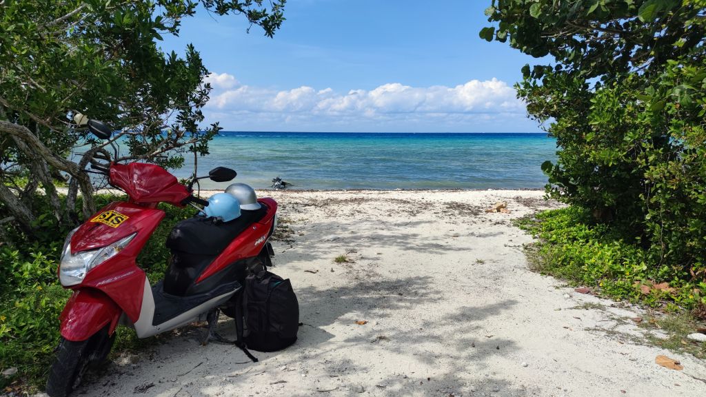 Moped am Strand von Cozumel an der mexikanischen Karibikküste