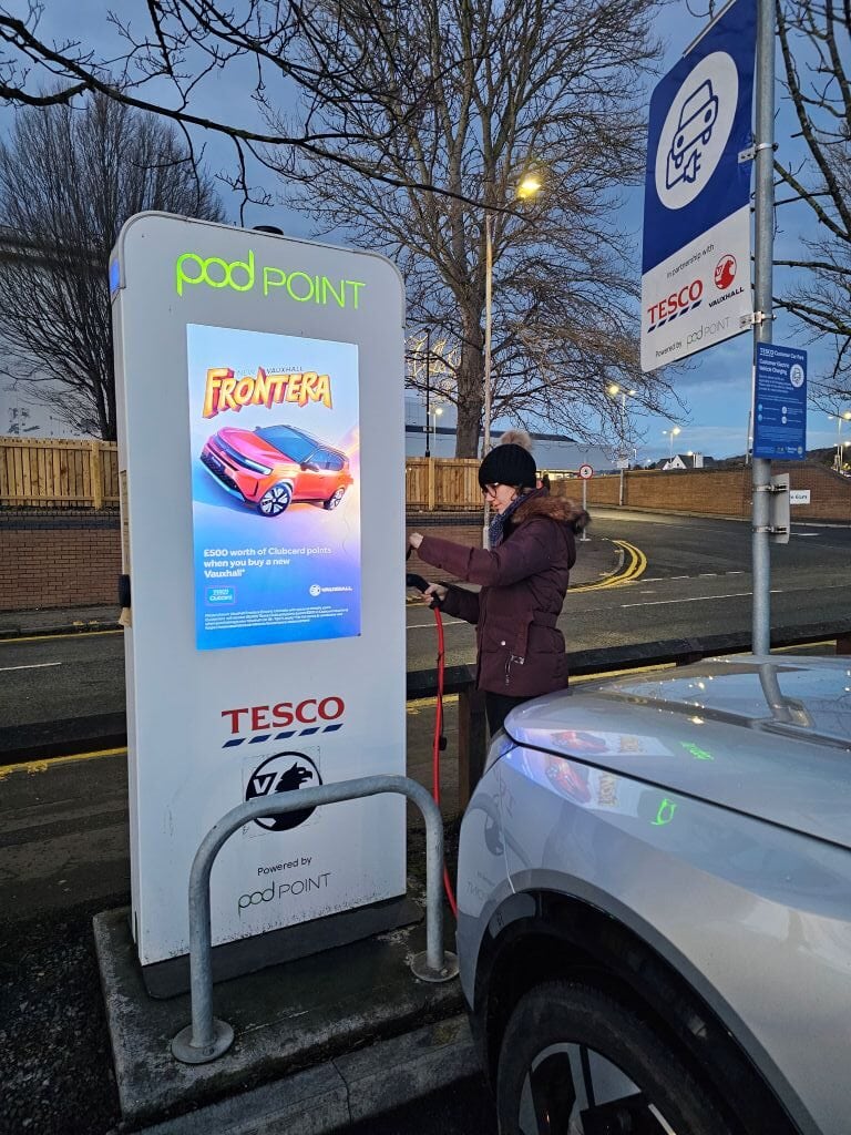 Elektroauto aufladen bei Tesco an einer Pod Point Station