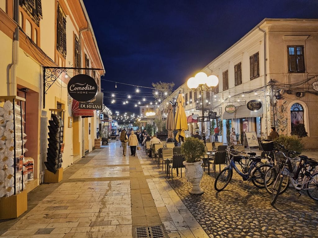 Die Innenstadt von Shkodra am Abend