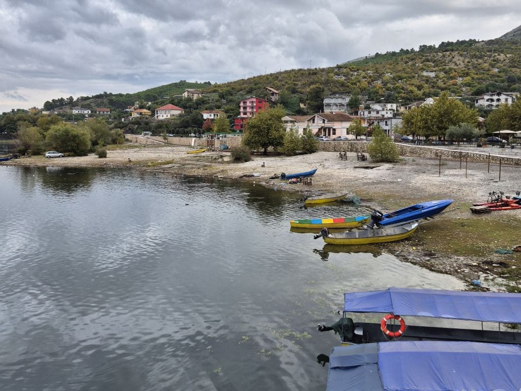 See von Shkodra mit Booten und Bergen im Hintergrund