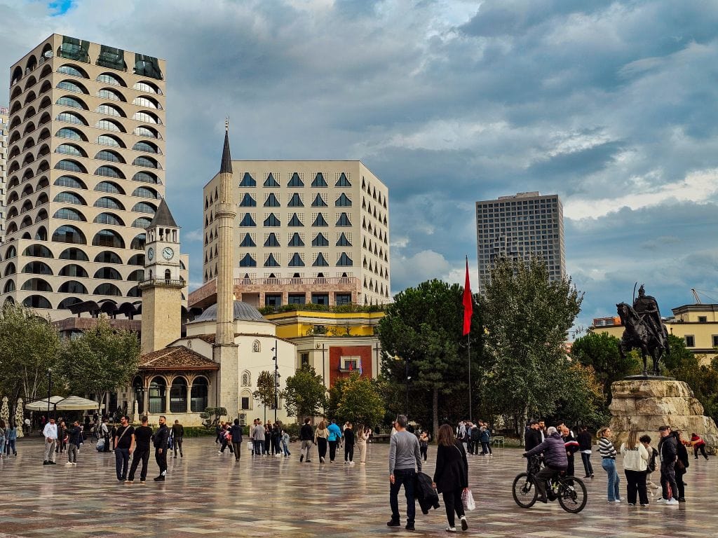 Skanderbeg Platz in Tirana, mit Skulptur und Moschee