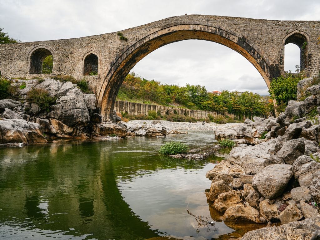 Steinbrücke nahe Shkodra, mit Fluss