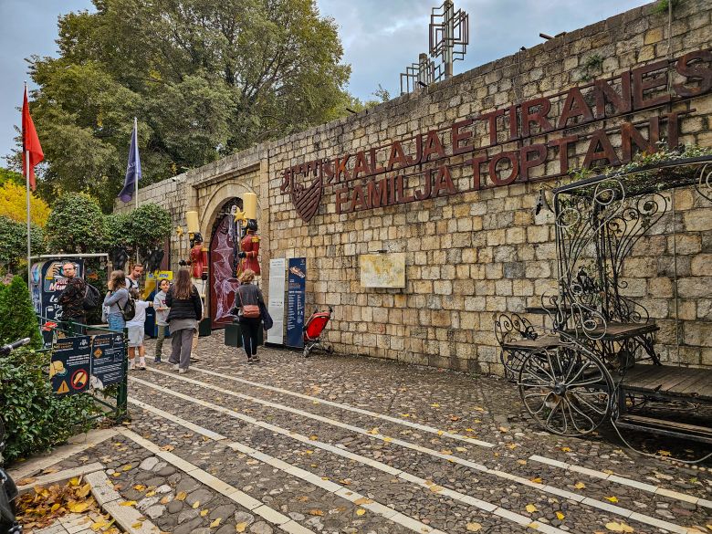 Tirana Castle: Eine reine Touristen-Meile