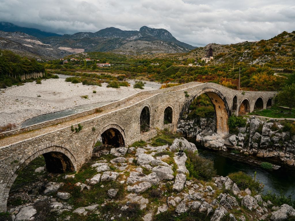 Sehenswürdigkeit in Shkodra: Die Steinbrücke Ura e Mesit