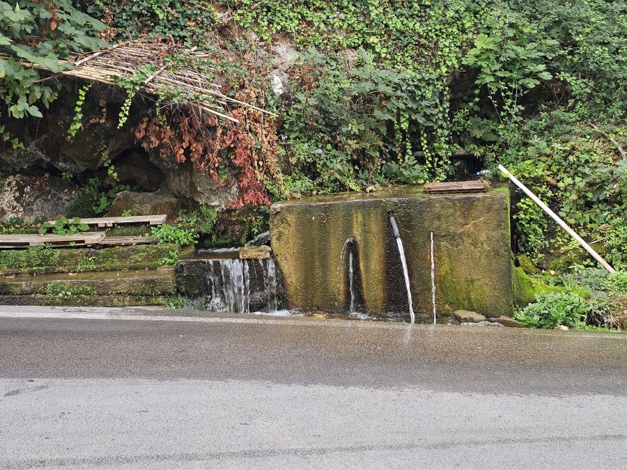 Öffentliche Trinkwasserquelle in Albanien am Straßenrand