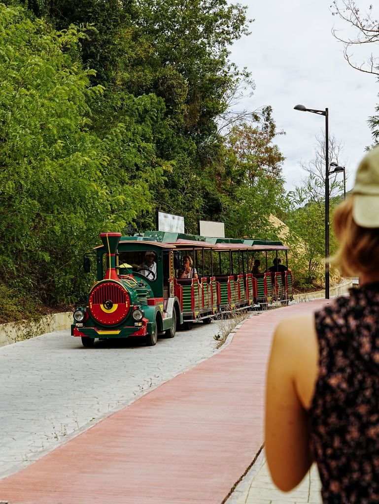 Zum Blue Eye von Saranda fährt eine "Bimmelbahn"