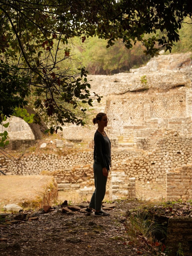 Theresa von Reisekröten in der Ausgrabungsstätte Butrint in Albanien, nahe Saranda und Ksamil