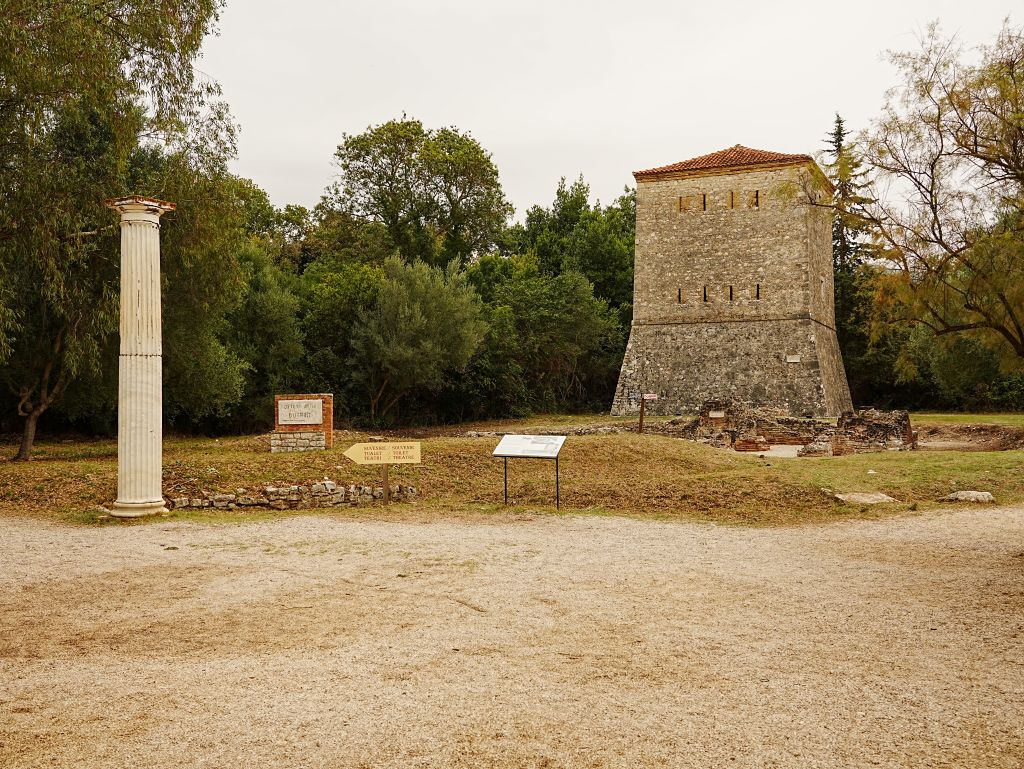Eingang zur Ausgrabungsstätte Butrint in Albanien, nahe Saranda und Ksamil