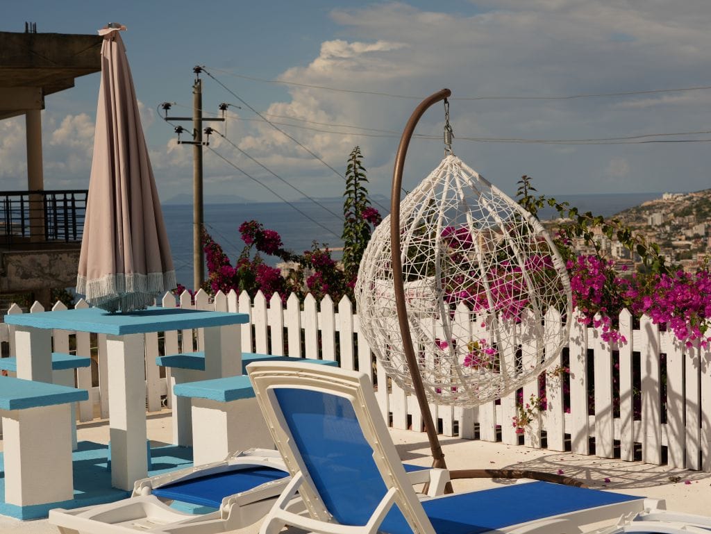 Dachterrasse unserer Ferienwohnung in Saranda mit Blick über die Stadt
