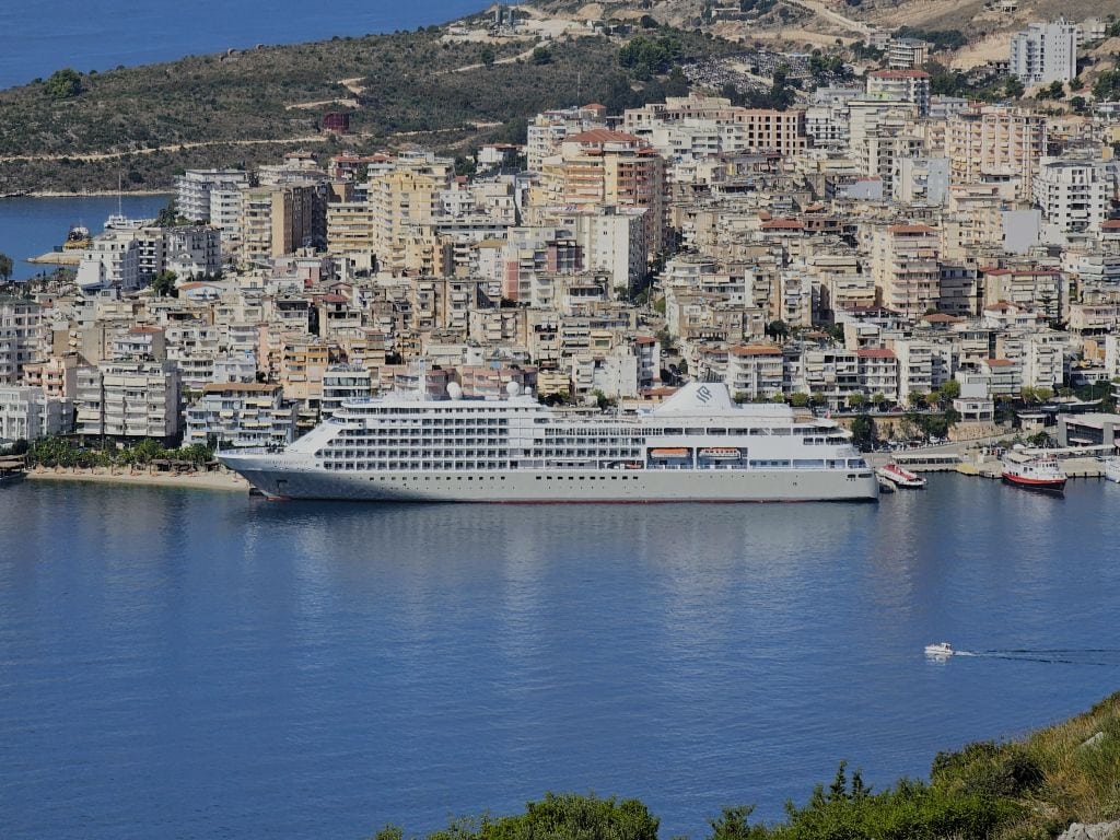 Kreuzfahrtschiff im Hafen von Saranda