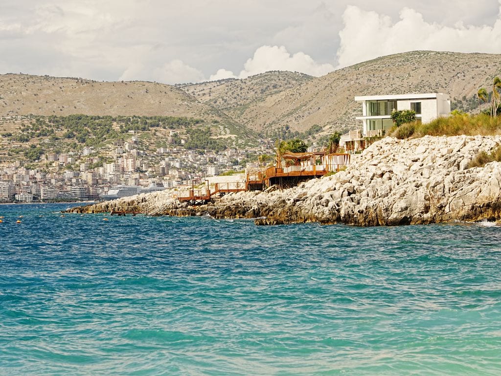 Das Meer bei Saranda in Albanien mit einem Ferienhaus auf dem Felsen