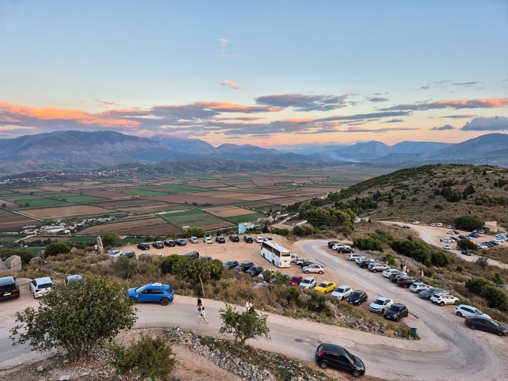 Straße und Parkplatz auf die Burg von Saranda