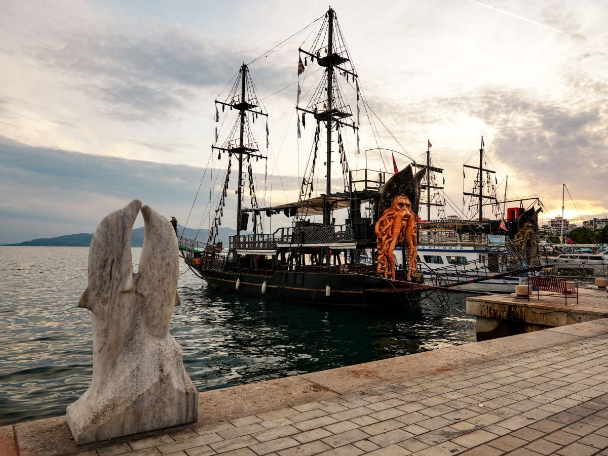 Eines der bekannten Partyschiffe in Saranda