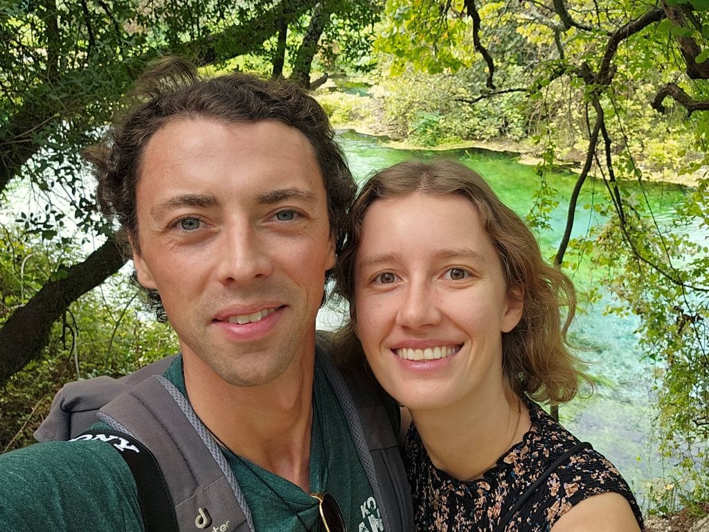 Chris und Theresa von Reisekröten am Blue Eye von Saranda