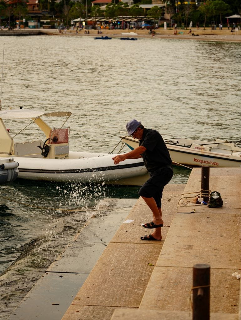 Man am Hafen von Saranda