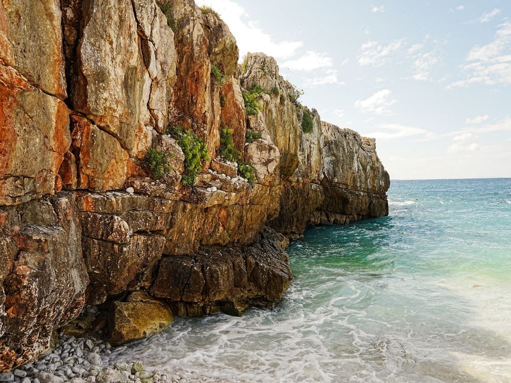 Felsen am Strand Gjiri i Midhjeve bei Saranda