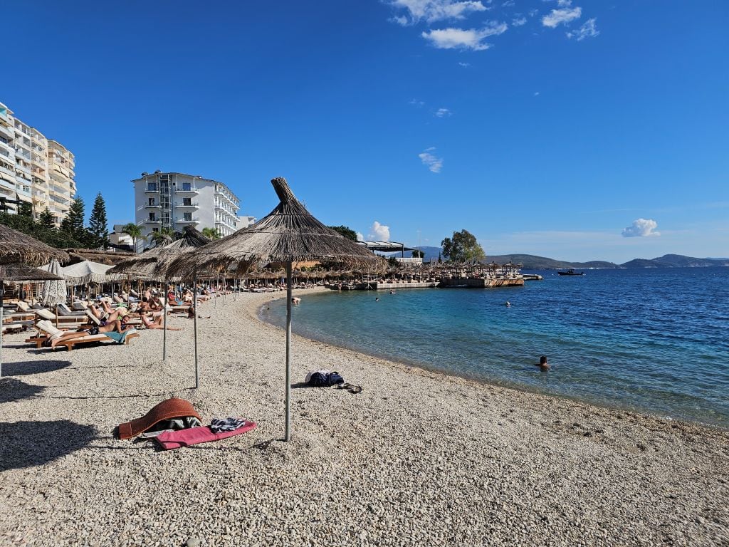 Schöner Strand in Saranda, nahe Hotel Apollon