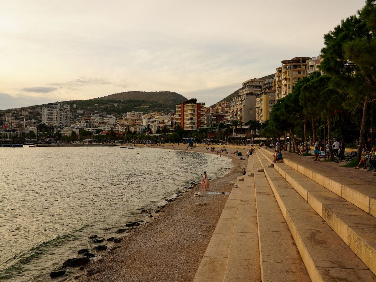 Stadtstrand von Saranda in Albanien