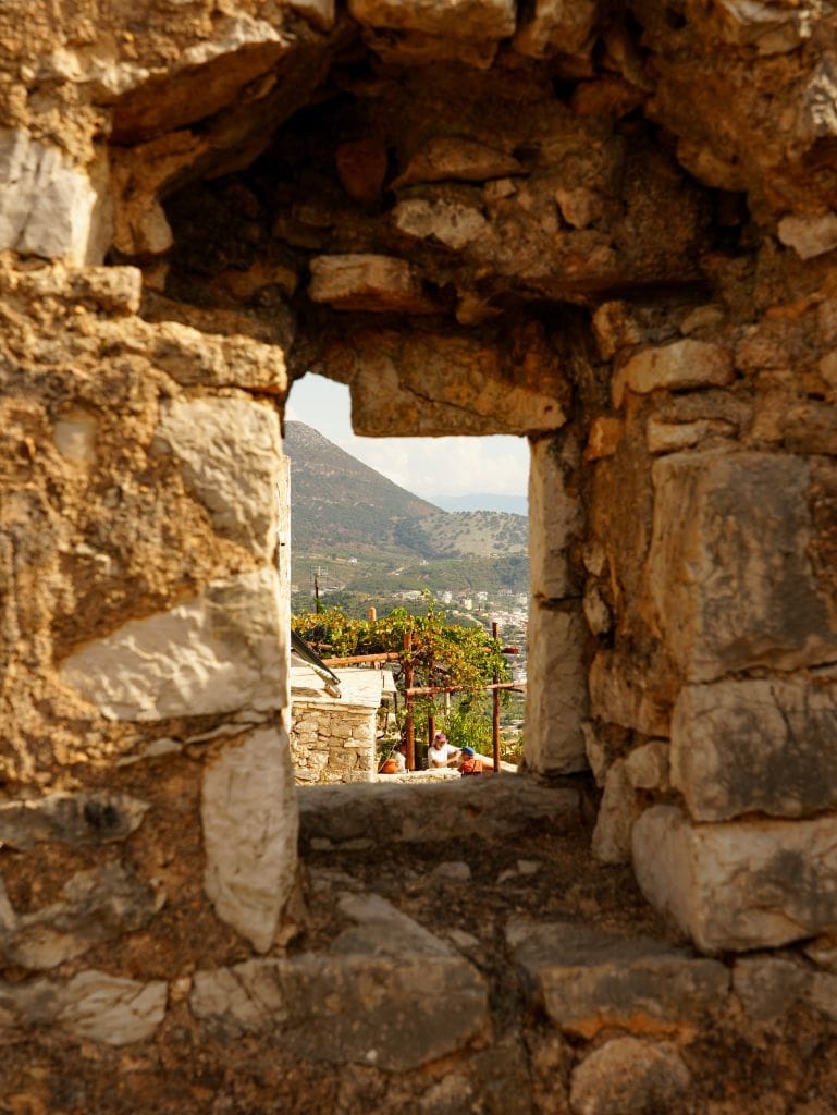 Durch eine alte Burgmauer von Himara hindurch fotografierter Blick auf die Landschaft.