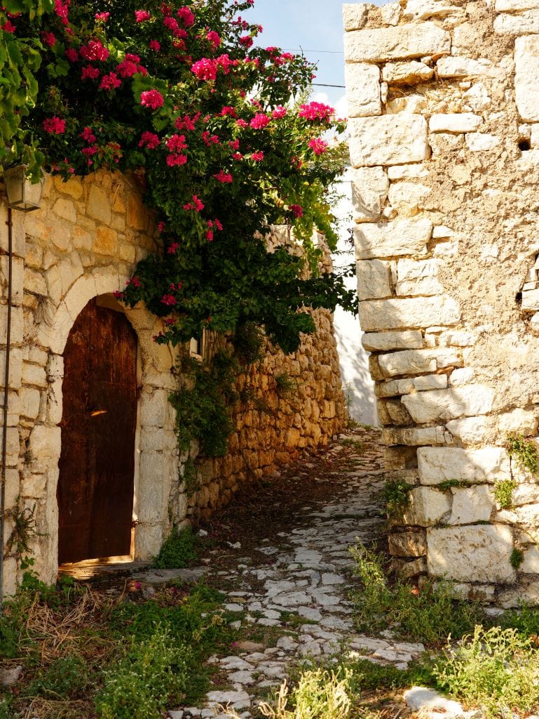 Altstadt von Himara: Schmale Gassen und Kopfsteinpflaster