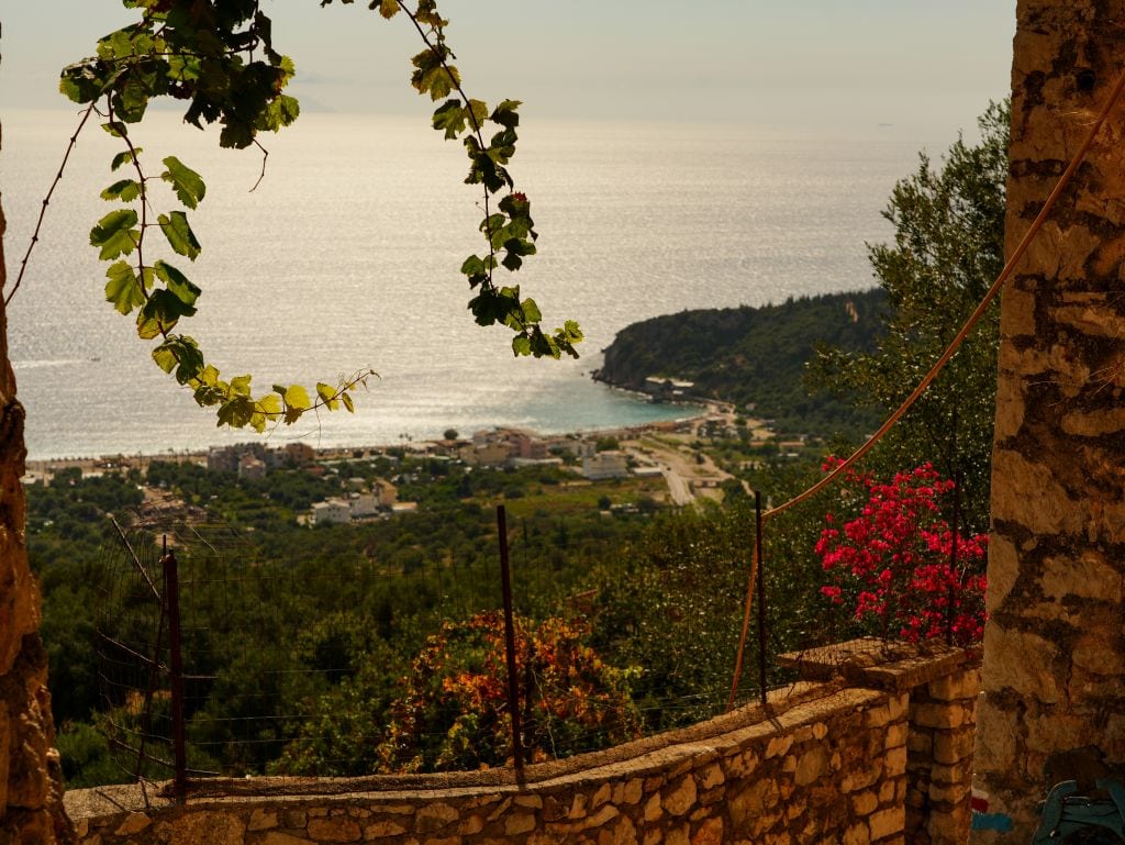 Ausblick von der historischen Altstadt von Himara über das Ionische Meer und die Strandbuchten.