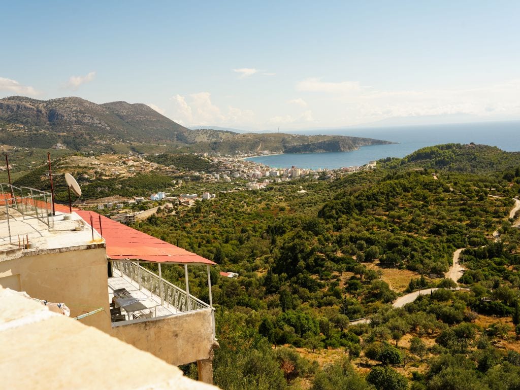 Ausblick vom Amphora Guesthouse in der Altstadt von Himara (Albanien) aufs Meer und die Neustadt
