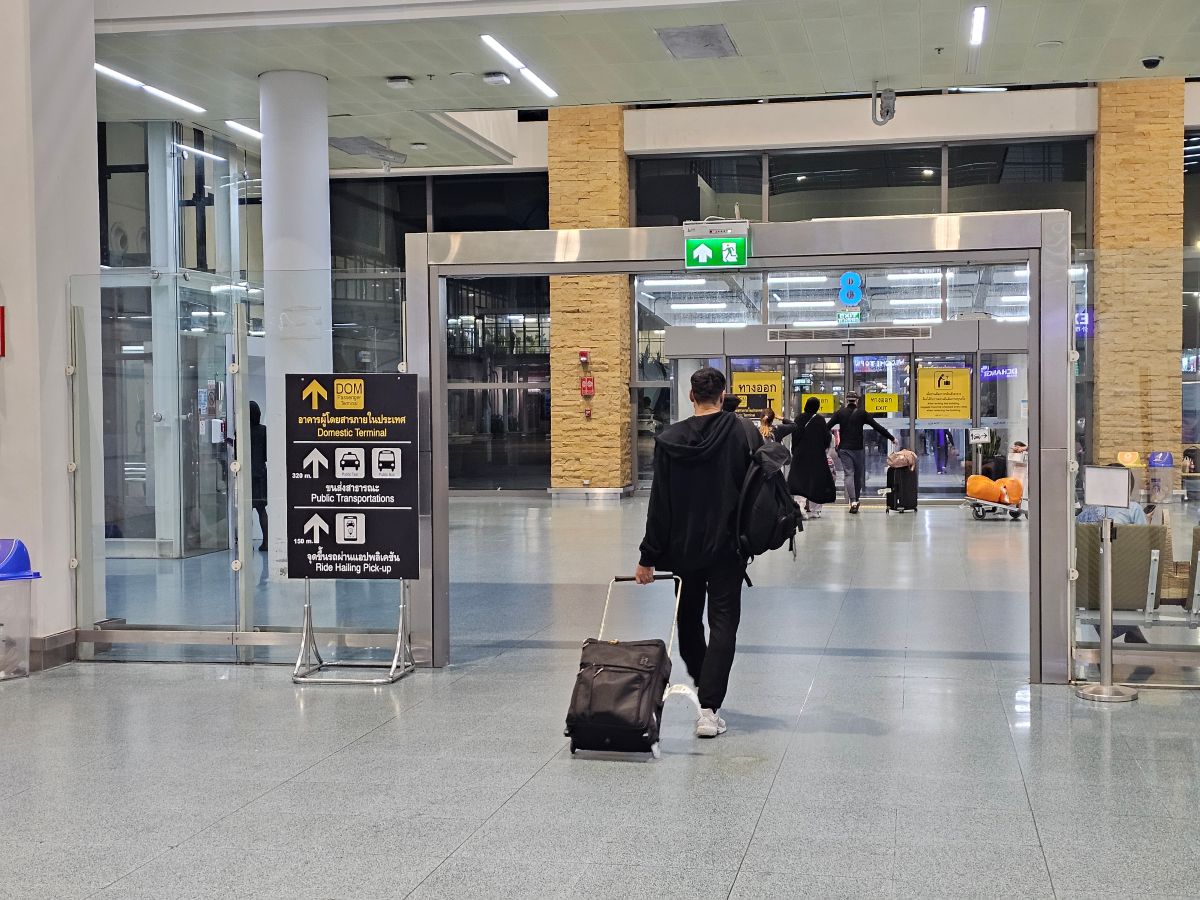 Ausgang am Flughafen Phuket in Richtung Grab-Pick-Up-Point und Bus-Terminal