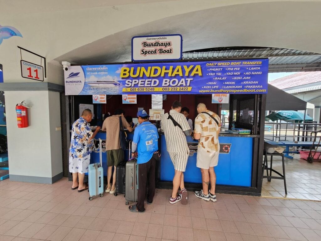 Check-in-Schalter von Bundhaya für das Speedboat von Phuket nach Koh Lanta