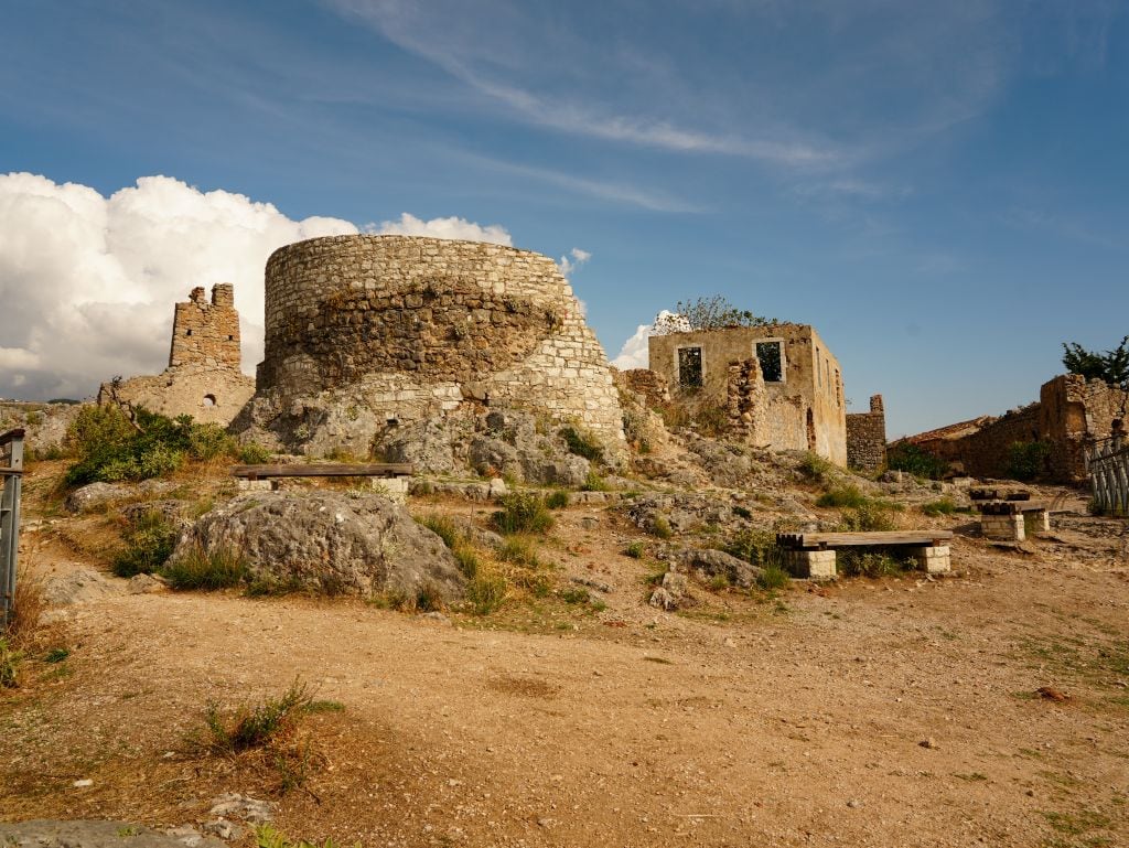Reste der Burg von Himara hoch über der Stadt mit Aussicht auf die Landschaft.