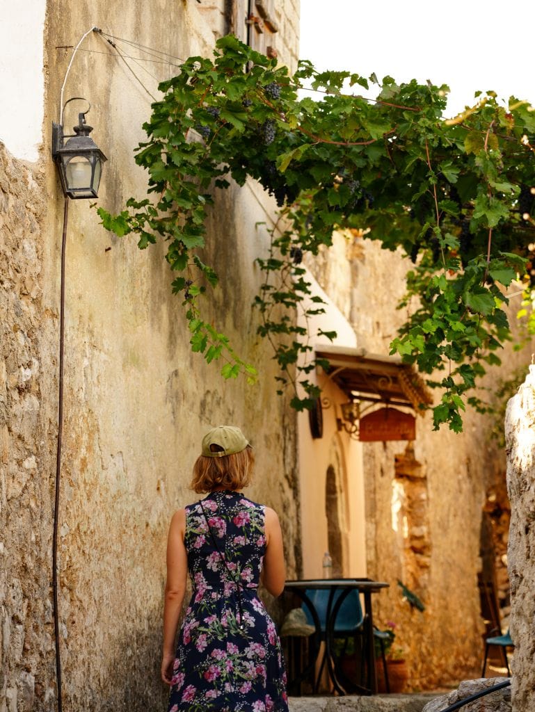 Kleines Café „Butterfly“ in der Altstadt von Himara mit Sitzgelegenheiten im Freien.