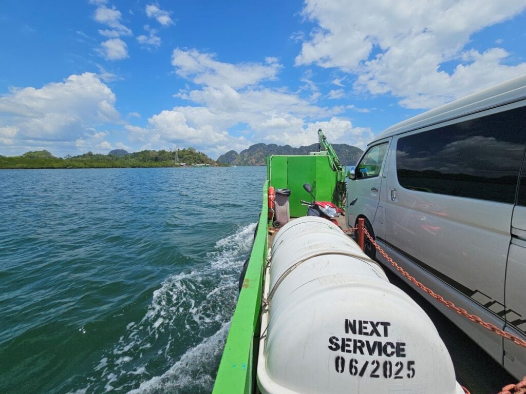 Minivan nach Koh Lanta auf der Autofähre vom Hua Hin Pier nach Koh Lanta