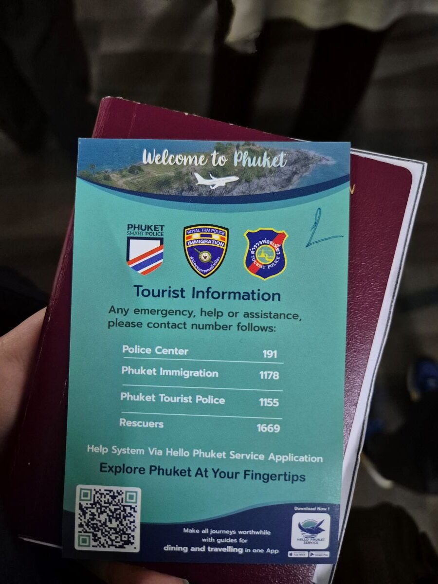 Eine Papierkarte die als Fast-Track-Pass am Flughafen Phuket genutzt wird.