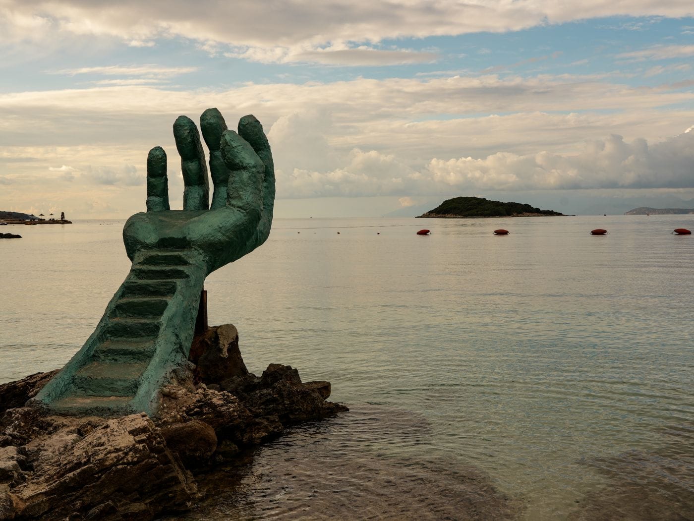 Die Hand von Ksamil, eine Statue am Strand