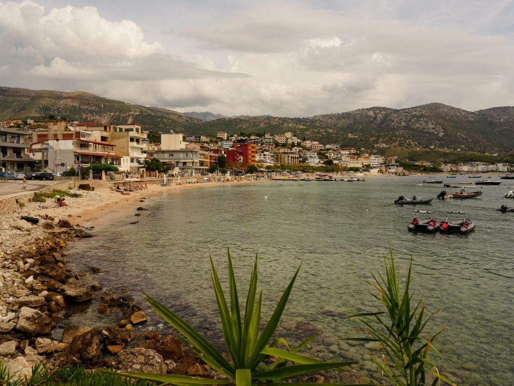 Strandbucht von Himara mit türkisfarbenem Meer und Küstenlandschaft an der albanischen Riviera.