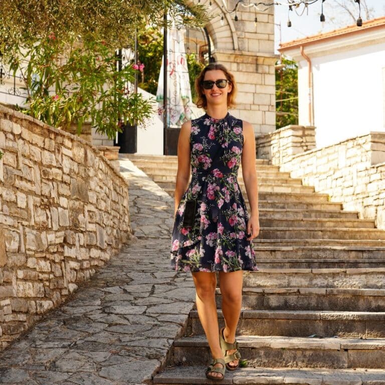 Theresa von Reisekröten spaziert durch die Altstadt von Himara in Albanien, umgeben von historischen Gebäuden und engen Wegen. Tipps und Erfahrungen für einen schönen Strandurlaub, mit Altststadt und Besuch der Burg, sowie Empfehlungen für schöne Unterkünfte.