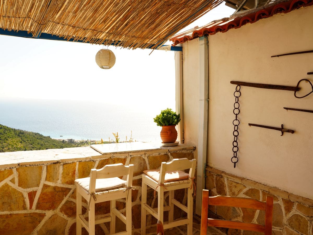 Ausblick vom Amphora Guesthouse und Café, in der Altstadt von Himara (Albanien) aufs Meer