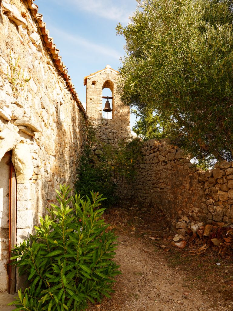 Kleine Kapelle innerhalb der Burganlage von Himara vor offenem Himmel.