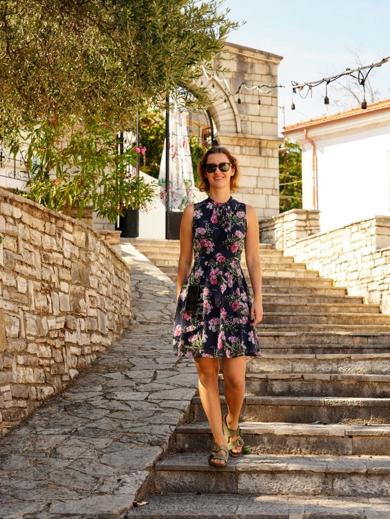Theresa von Reisekröten in der Altstadt von Himara und ihr abschließendes Fazit, ob Himara der perfekte Ort für einen Urlaub in Albanien ist.