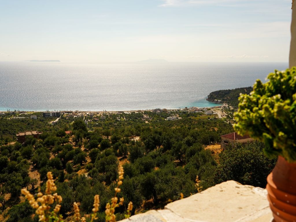 Ausblick vom Amphora Guesthouse in der Altstadt von Himara (Albanien) aufs Meer