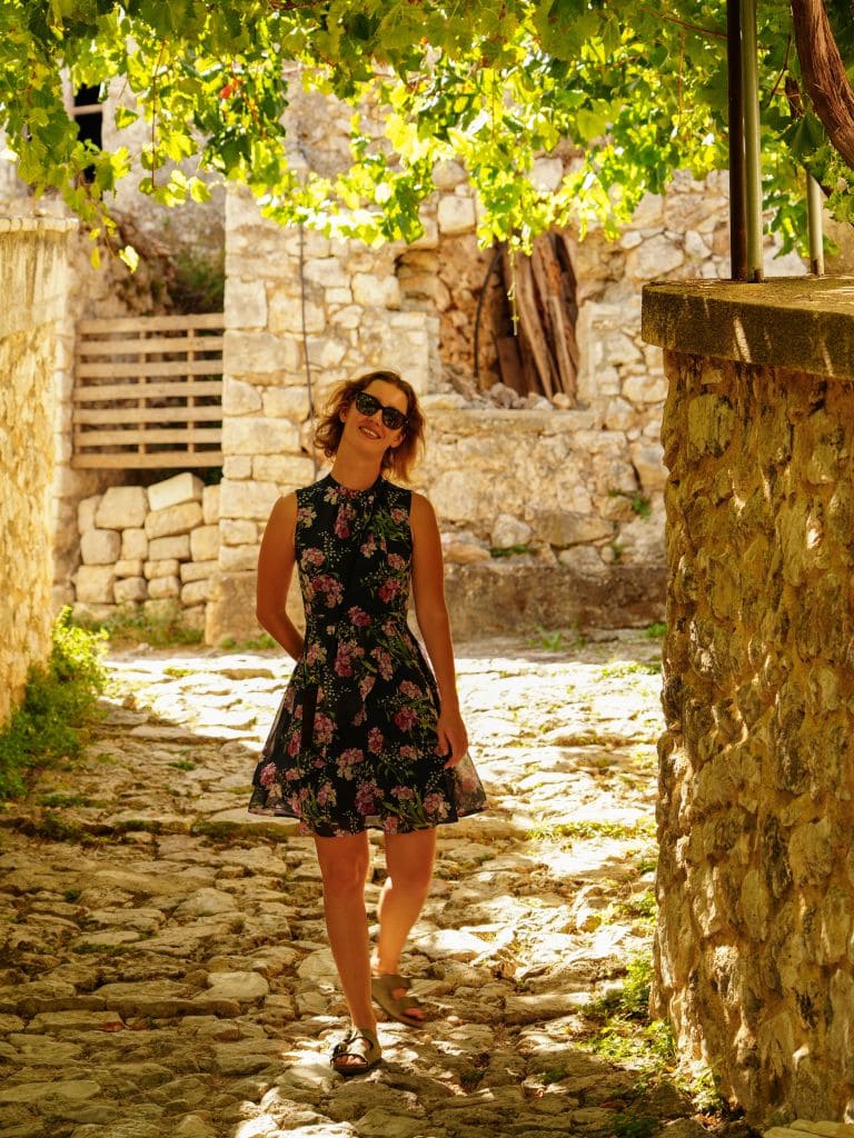 Theresa von Reisekröten in der Altstadt von Himara