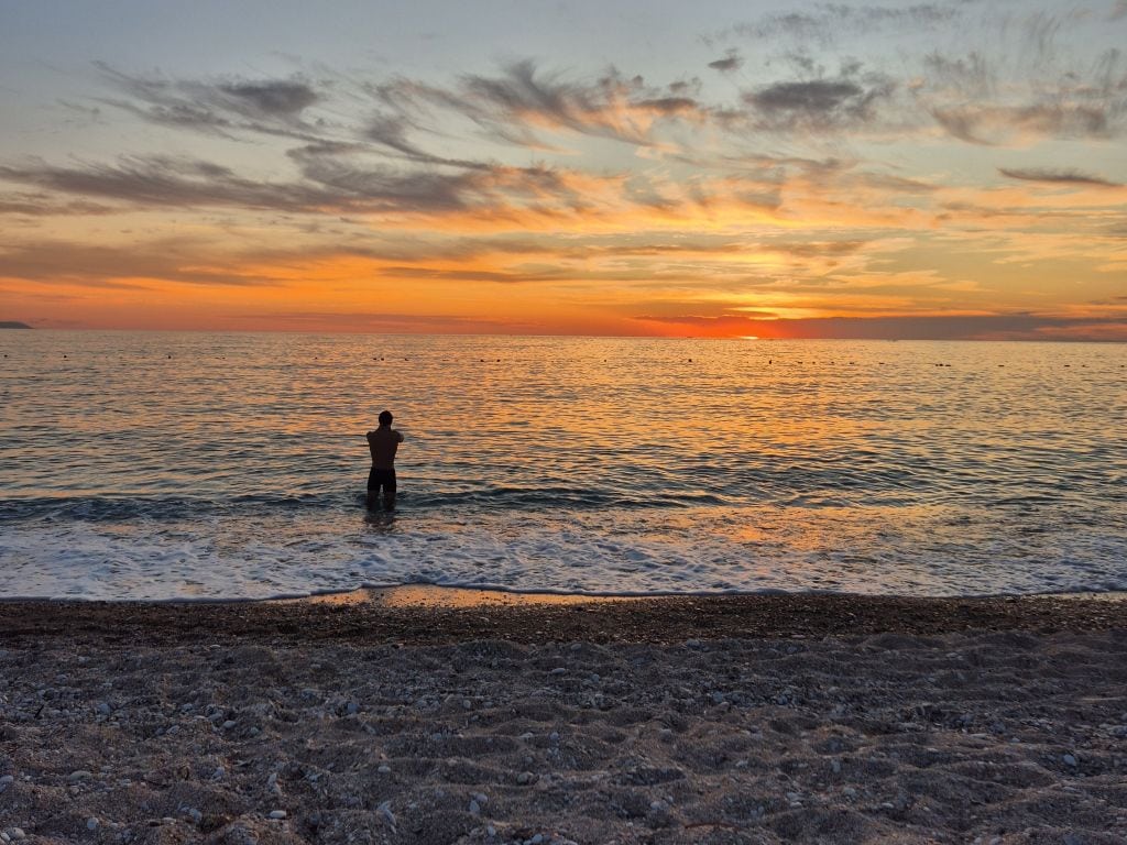 Strand von Himara: Potami Beach, der schönste Strand der Region bei Sonnenuntergang