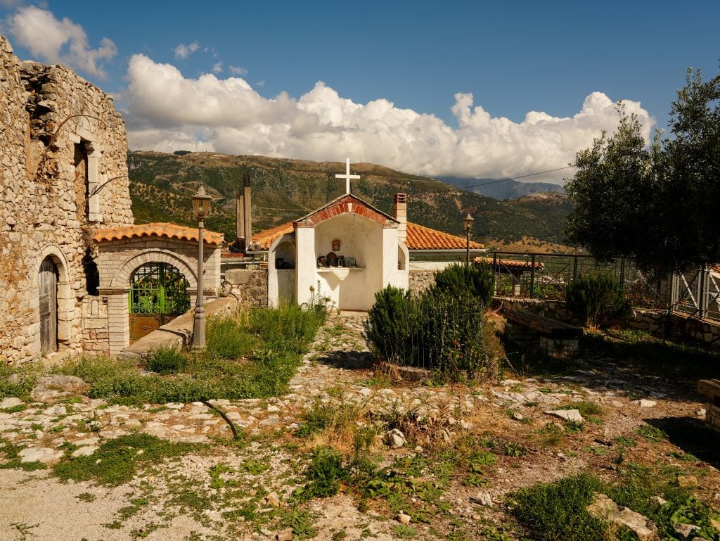 Kirchengebäude in der Altstadt von Himara mit Blick auf traditionelle Architektur.