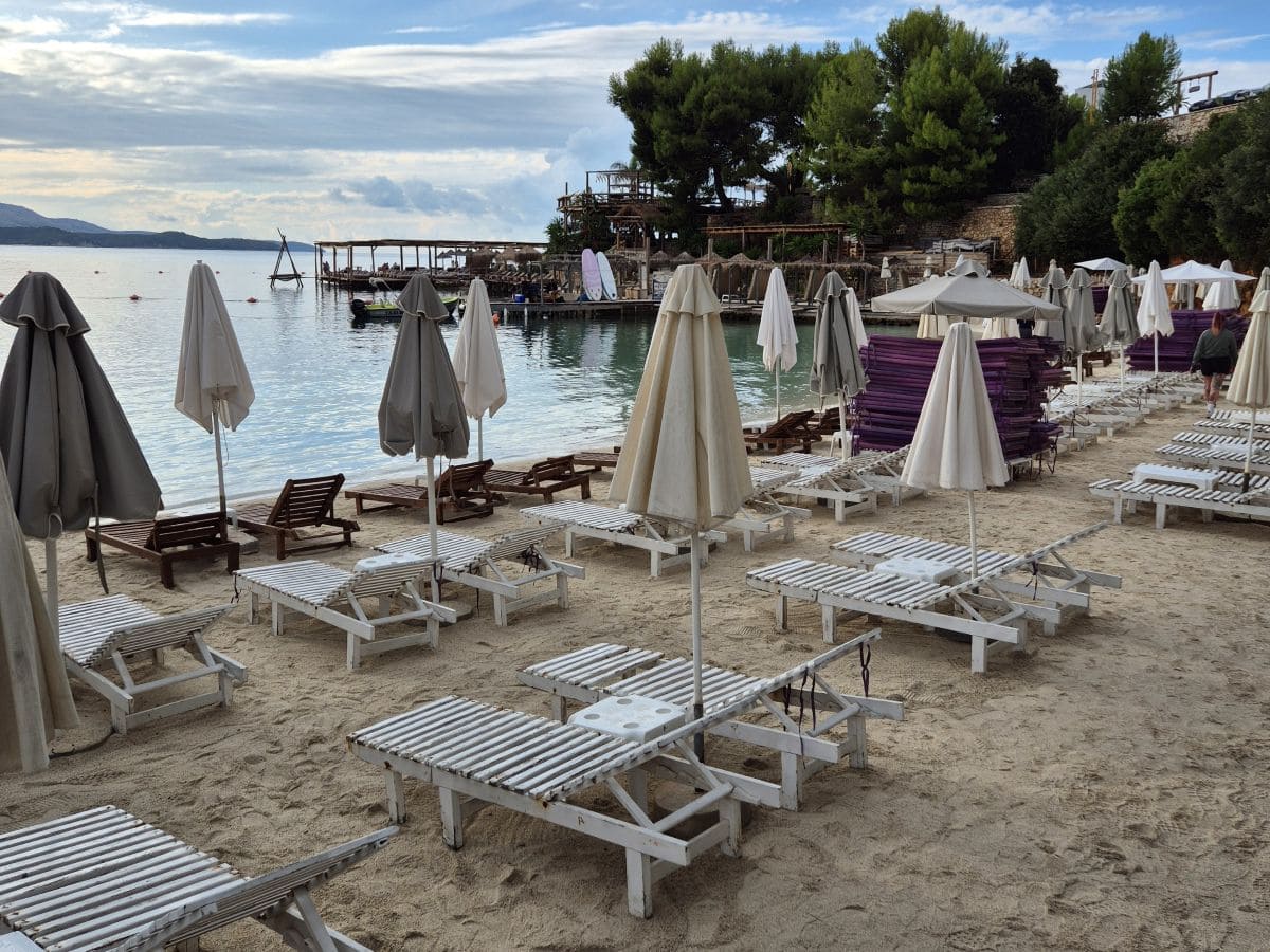 Liegestühle und Sonnenschirme am Strand von Ksamil: Für 30 € am Tag
