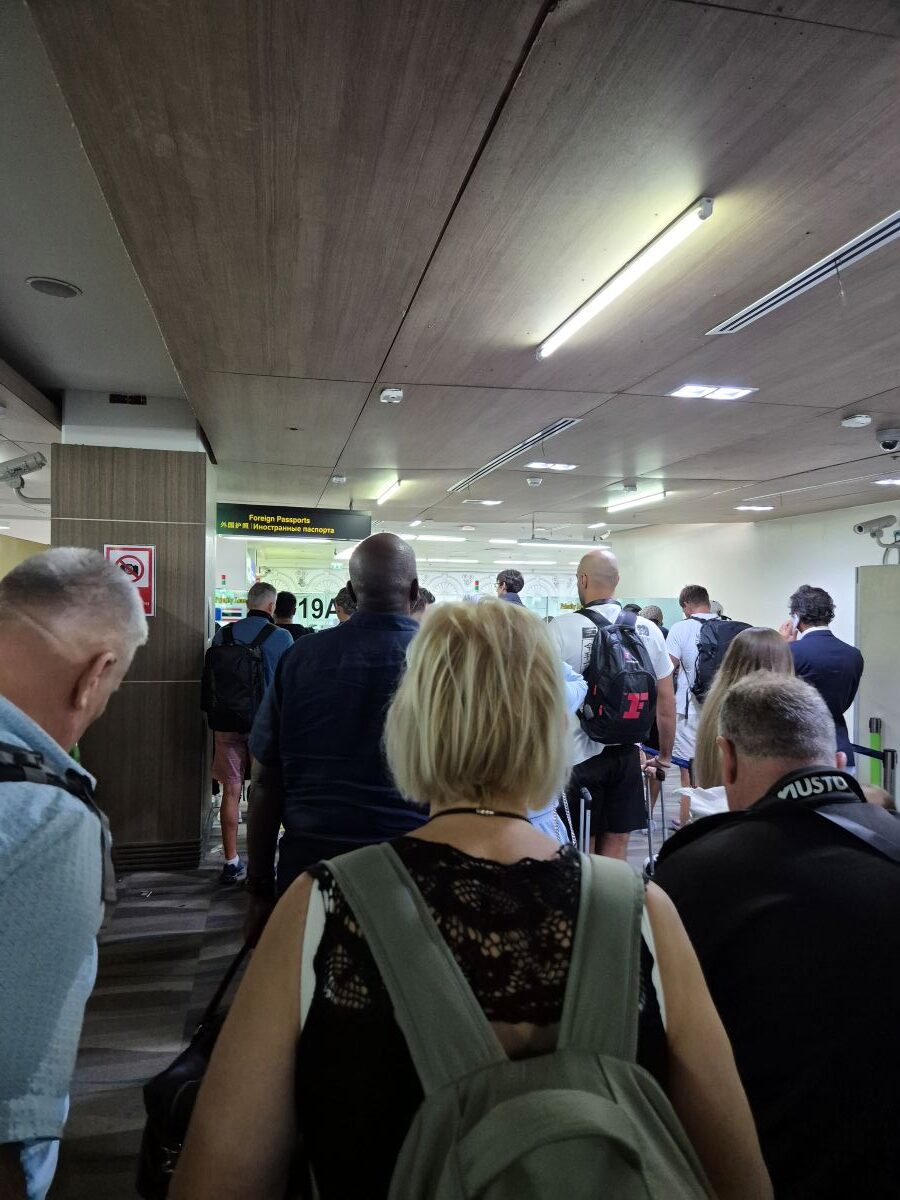 Fast-Track-Warteschlange am Phuket Flughafen: Wesentlich weniger Menschen als in den anderen Warteschlangen