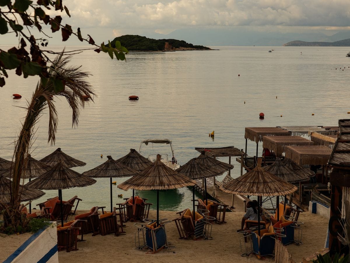 Küste von Ksamil in Albanien