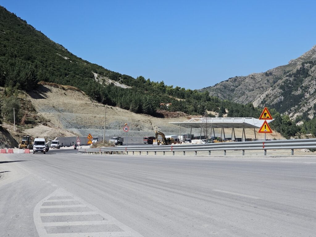 Mautstation am Llogara Tunnel in Albanien