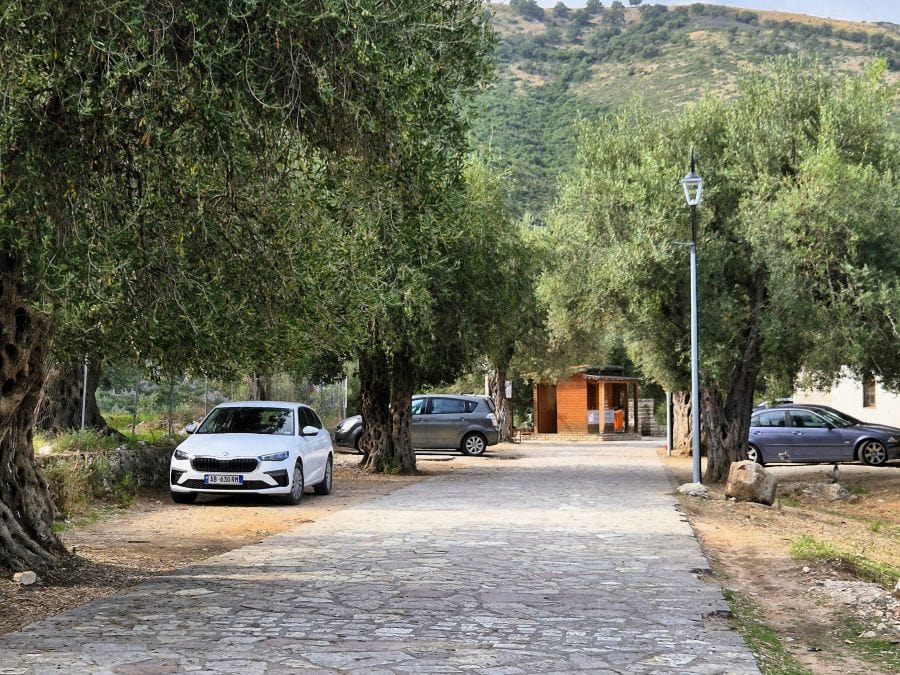 Parkplatz in Himara, unterhalb der Altstadt und der Burg: 300 Lek Gebühren 